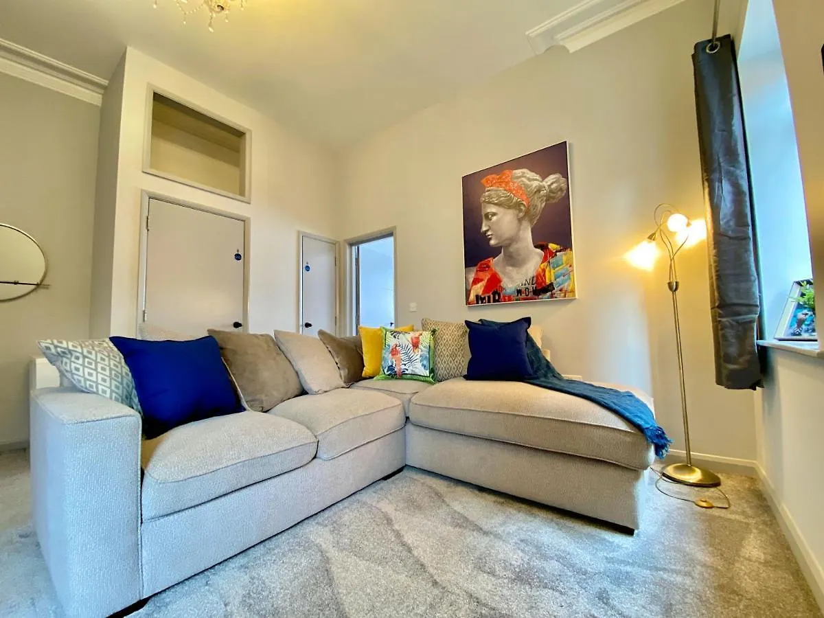 Seaside Haven: Beachfront Apartment with Modern Comforts Bournemouth