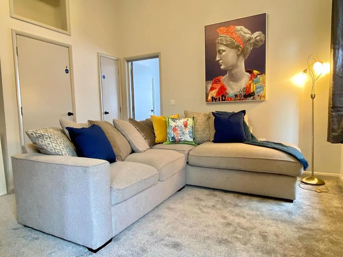 Seaside Haven: Beachfront Apartment with Modern Comforts Bournemouth 0*,  United Kingdom