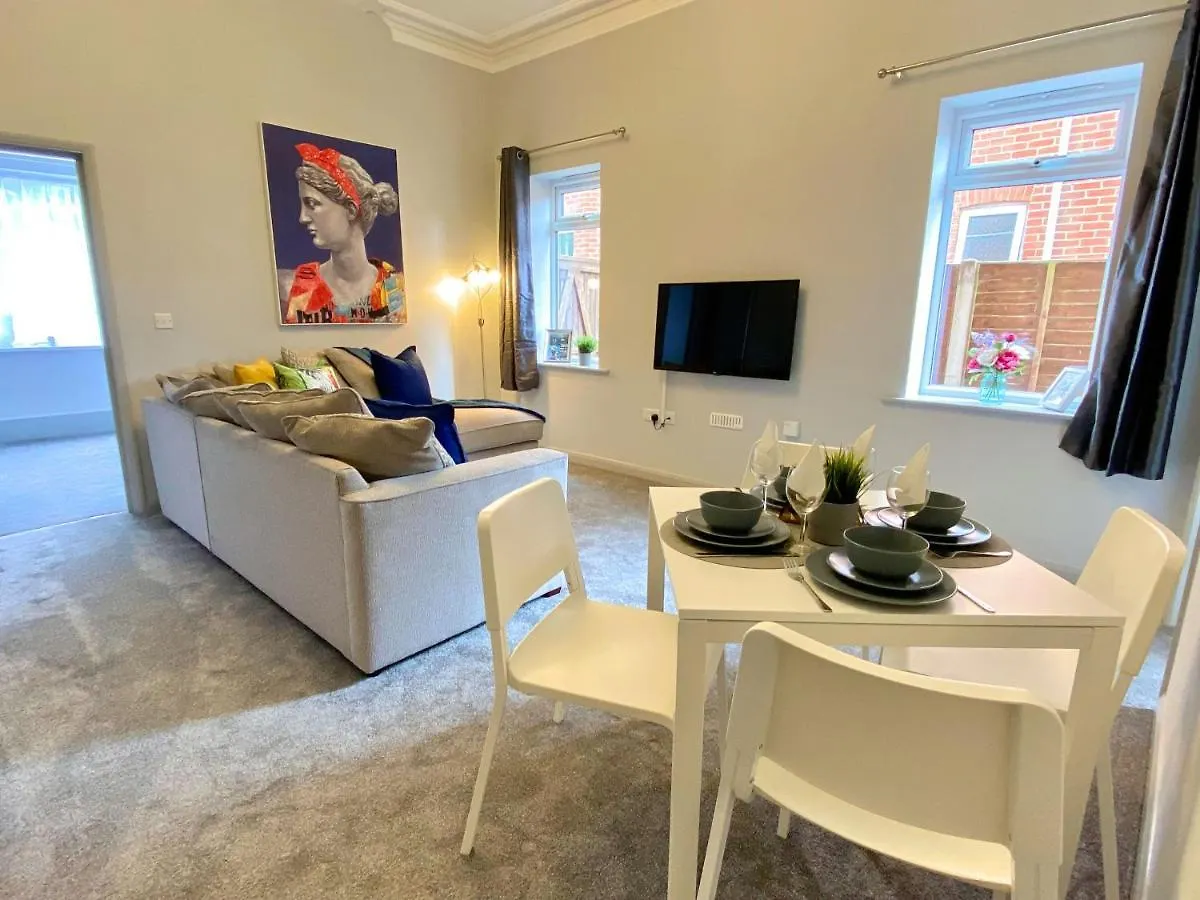 Seaside Haven: Beachfront Apartment with Modern Comforts Bournemouth