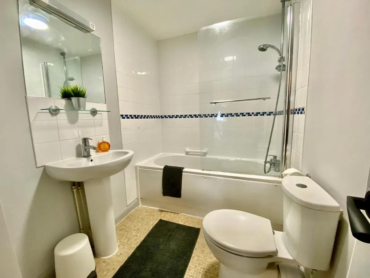 Seaside Haven: Beachfront Apartment with Modern Comforts Bournemouth