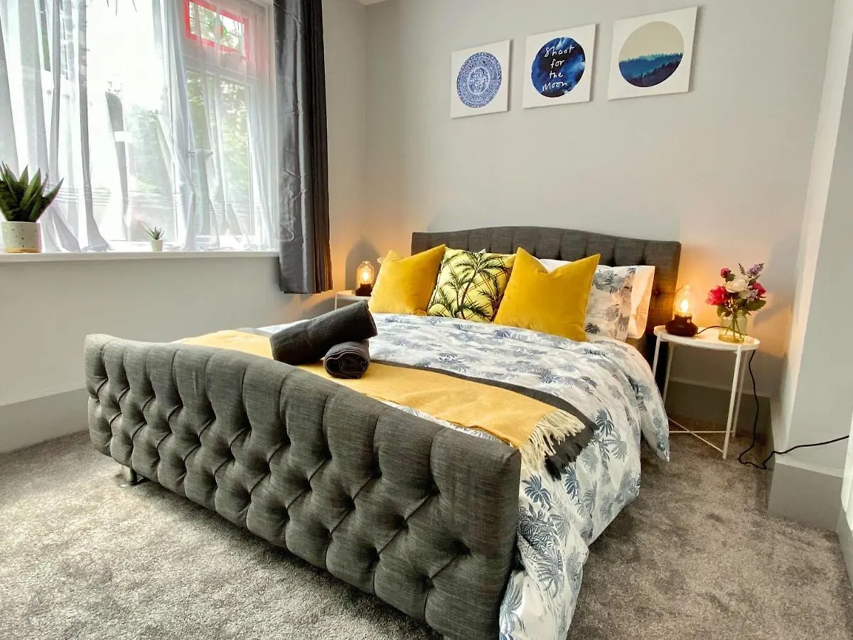 Seaside Haven: Beachfront Apartment with Modern Comforts Bournemouth